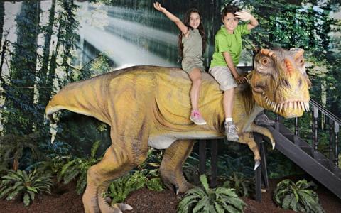 Dinosaurs Are Brought to Life Through a New Parisian Exhibition