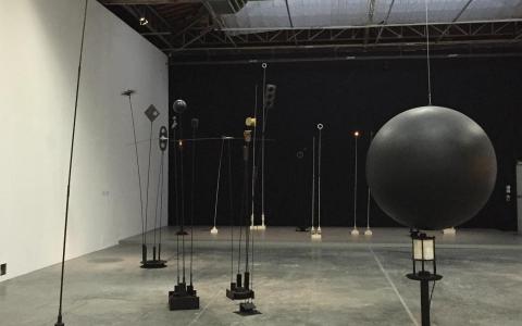 “Champs Magnétiques” a tribute exhibition to Takis at the Palais de Tokyo